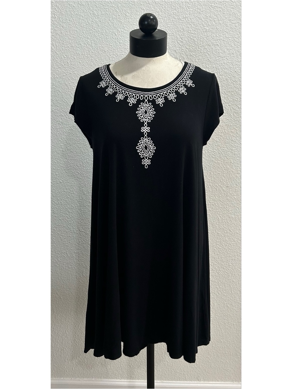 Karen Kane Women’s A-Line Dress Size Medium Black Embroidered Scoop Neck Boho